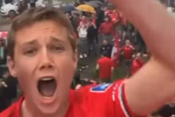 Mathias Kjølø gaat los op het dak van de spelersbus