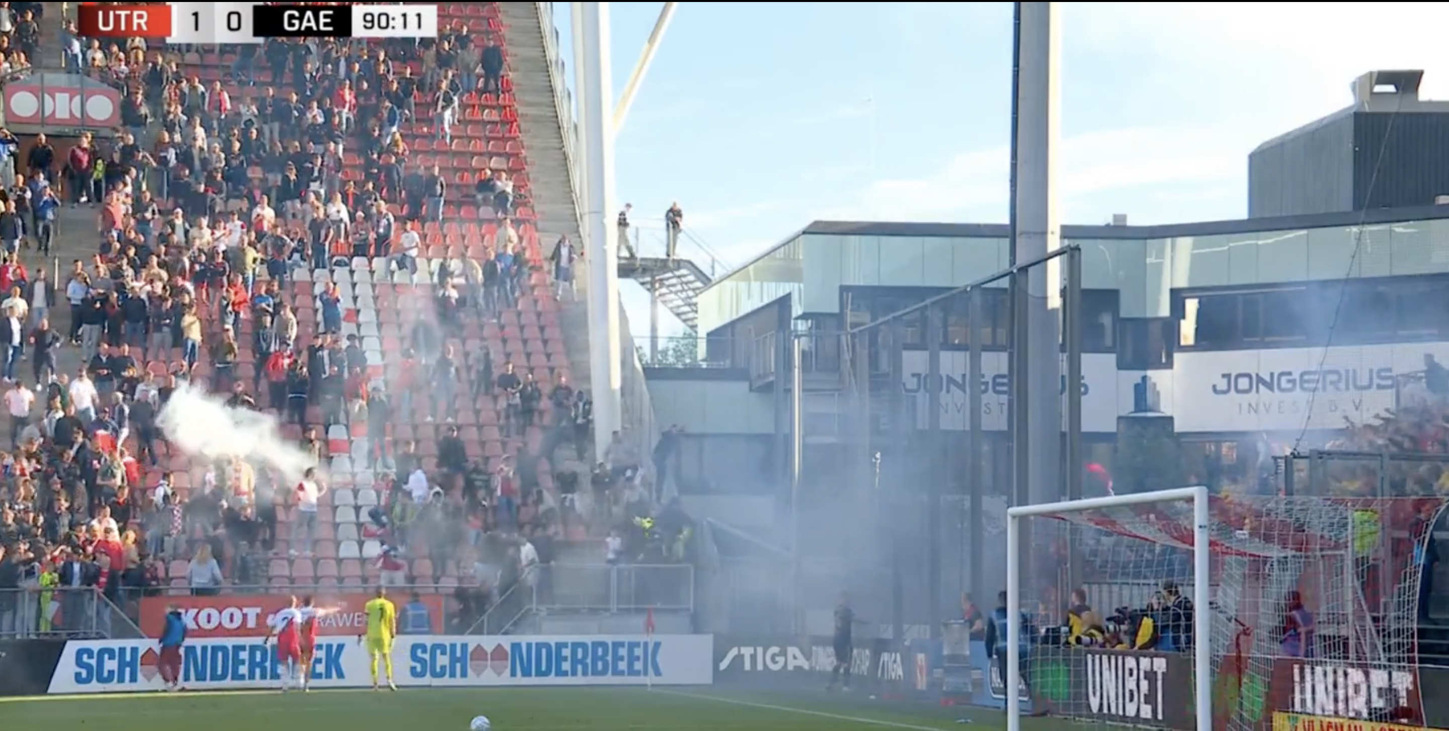 Go Ahead Eagles gooien vuurwerk naar thuisvak
