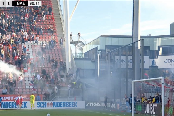 Go Ahead Eagles gooien vuurwerk naar thuisvak