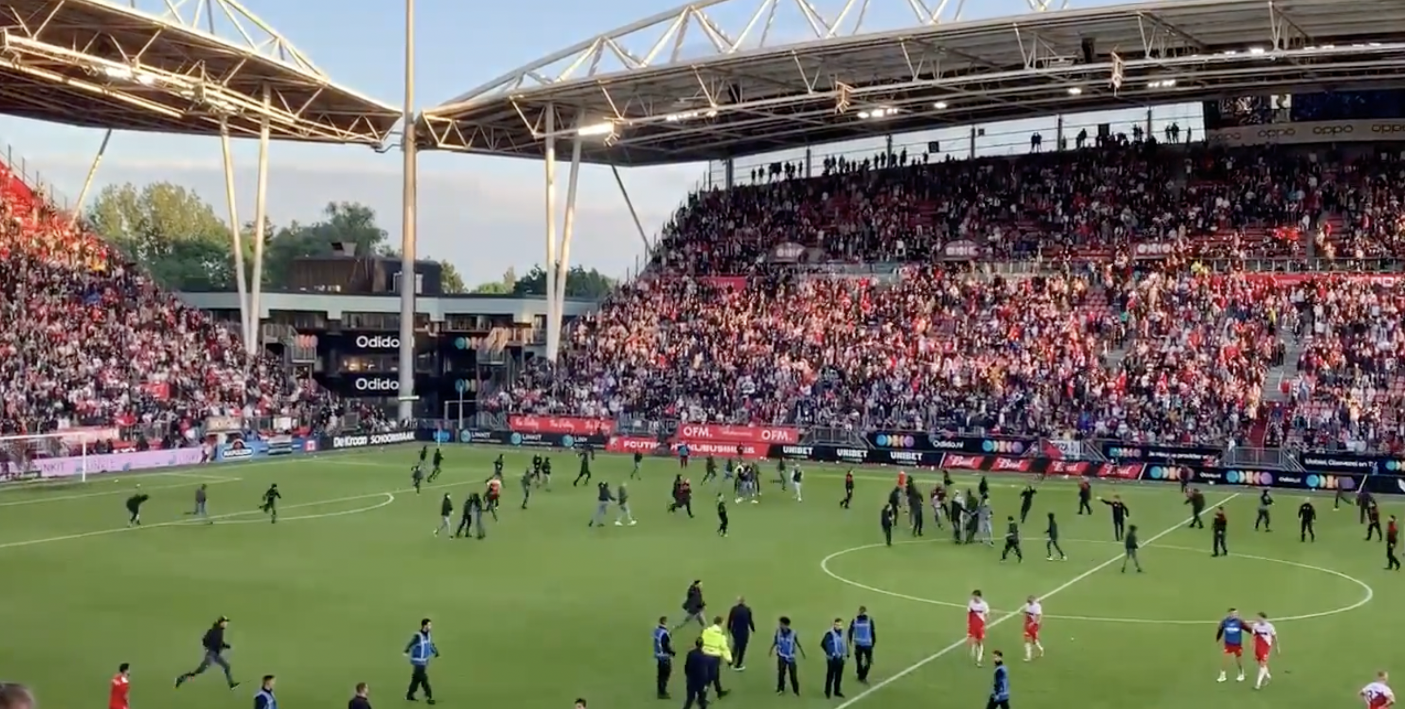 FC Utrecht-supporters betreden het veld