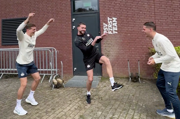 Guus Til en Joey Veerman gaan stuk om het dansje van Joël Drommel