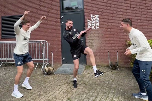 Guus Til en Joey Veerman gaan stuk om het dansje van Joël Drommel