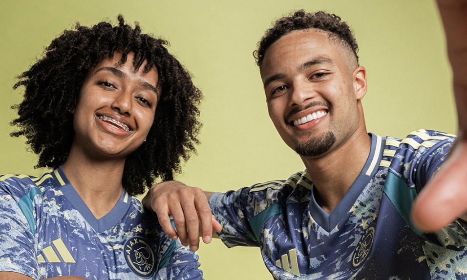 Lily Yohannes en Devyne Rensch presenteren het nieuwe uitshirt van Ajax