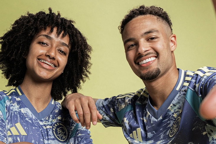 Lily Yohannes en Devyne Rensch presenteren het nieuwe uitshirt van Ajax
