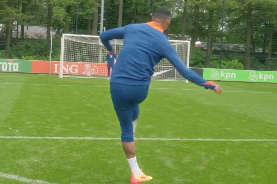 Cody Gakpo werkt fraai af op de training van Oranje
