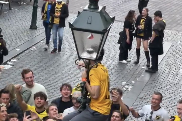 Martin Koscelník hang in een lantaarnpaal