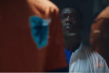 Clarence Seedorf in de video van de KNVB