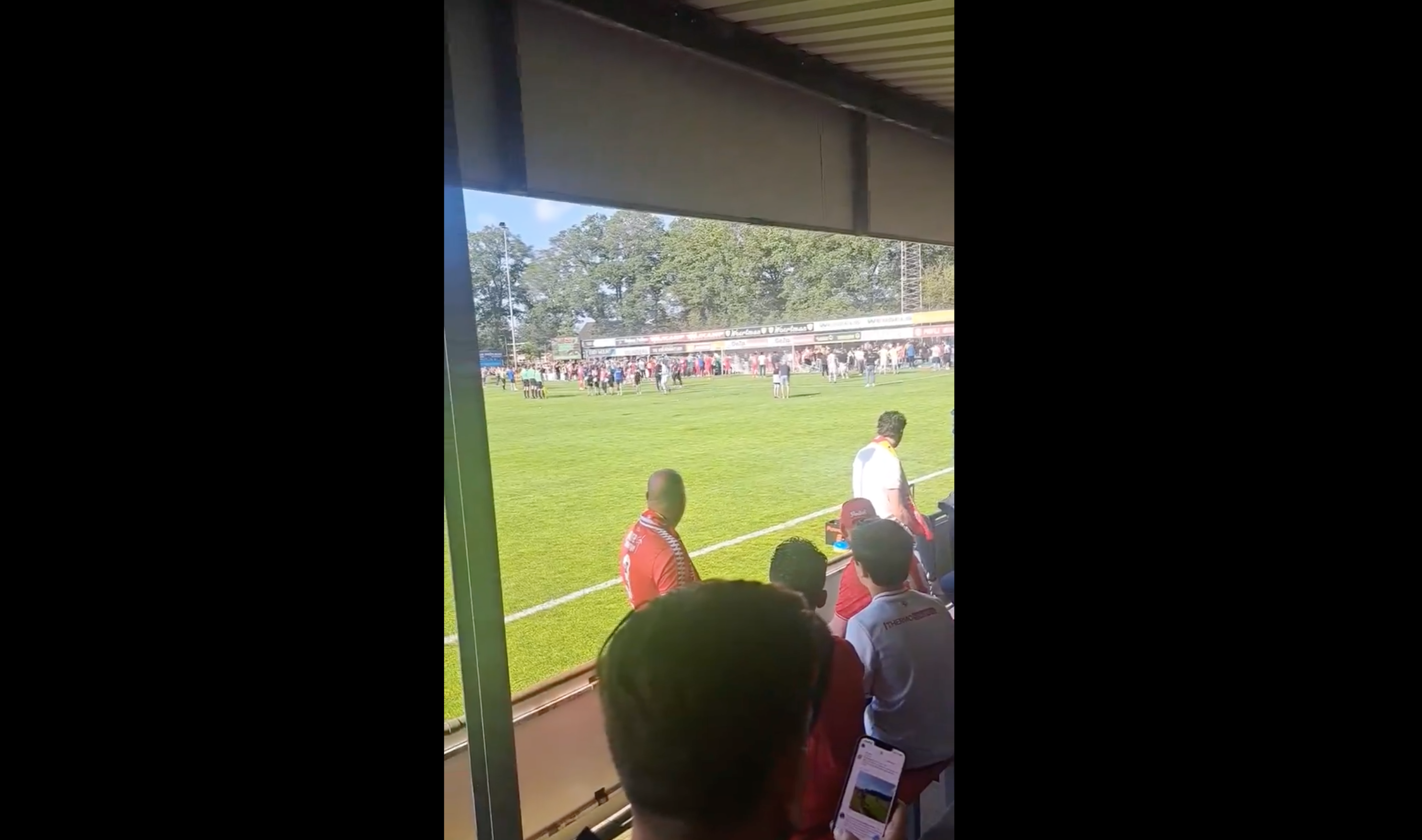 Spelers schieten te hulp tijdens STEVO-FC Twente