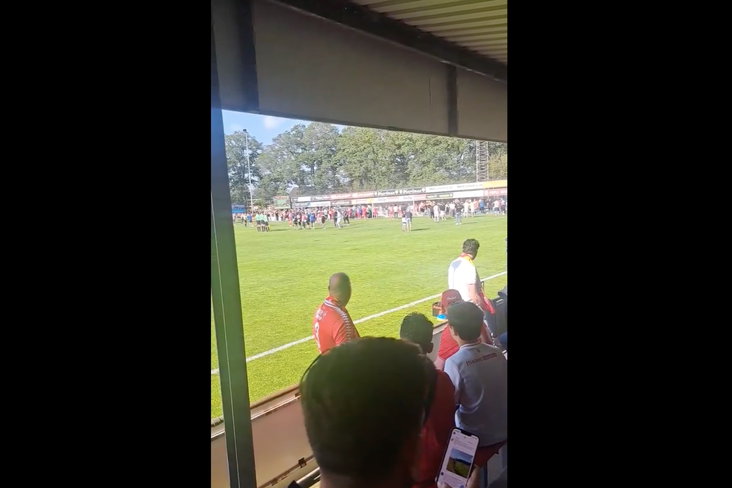 Spelers schieten te hulp tijdens STEVO-FC Twente