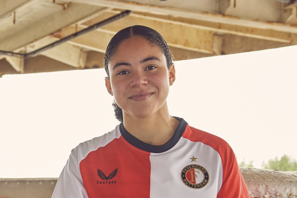 Bridget Jno Baptiste toont het nieuwe thuisshirt van Feyenoord