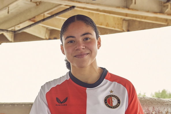 Bridget Jno Baptiste toont het nieuwe thuisshirt van Feyenoord