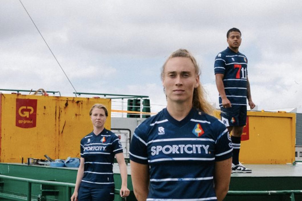 Felice Herman en Tess Tiebie tonen het nieuwe uitshirt van Telstar