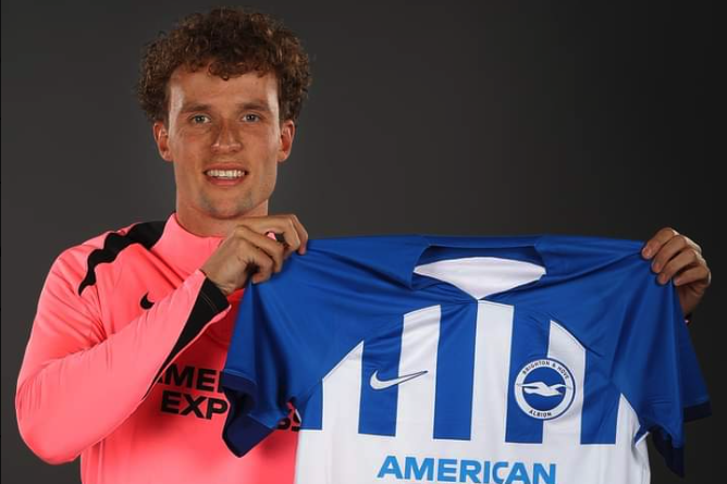 Wieffer gepresenteerd bij Brighton & Hove Albion FC