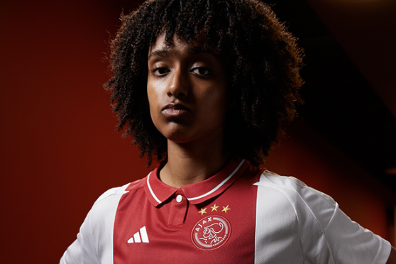 Lily Yohannes showt het nieuwe thuisshirt van Ajax