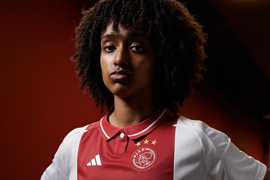Lily Yohannes showt het nieuwe thuisshirt van Ajax