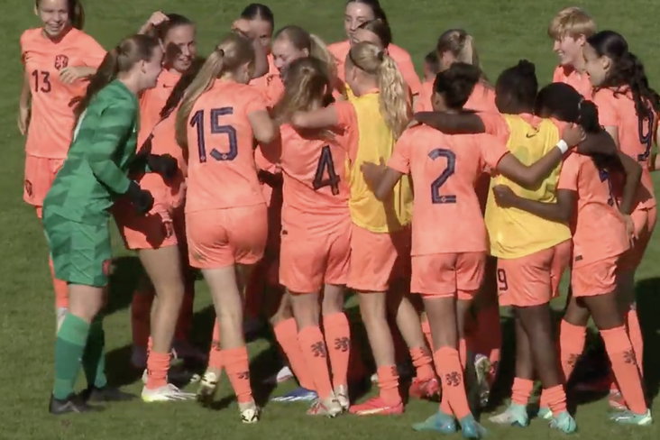 Oranje O16 viert de winst van het Nordic Tournament