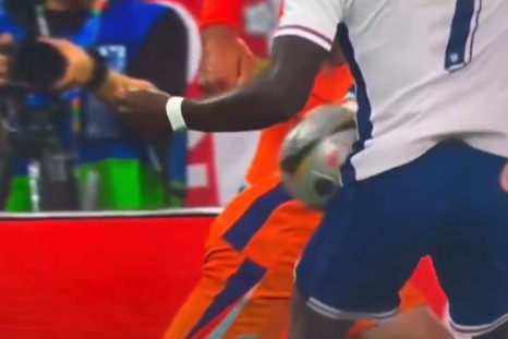 Was het dan toch een duidelijke handsbal van Saka?