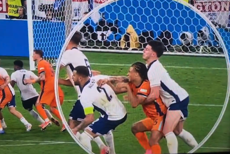 Verdiende Nathan Aké hier een strafschop?