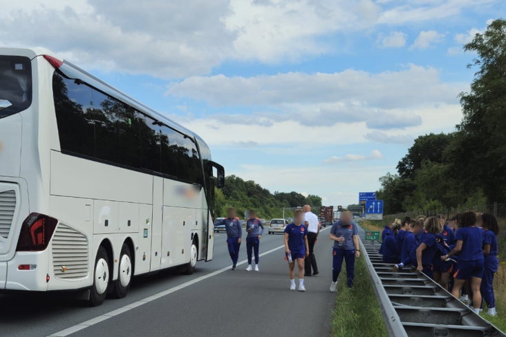 De OranjeLeeuwinnen langs de snelweg