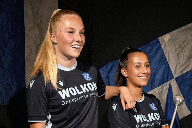 Elize van Vilsteren en Roos de Haas presenteren het nieuwe uitshirt van SC Heerenveen