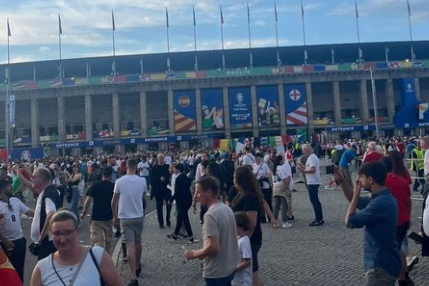 Jordan Henderson arriveert in Berlijn