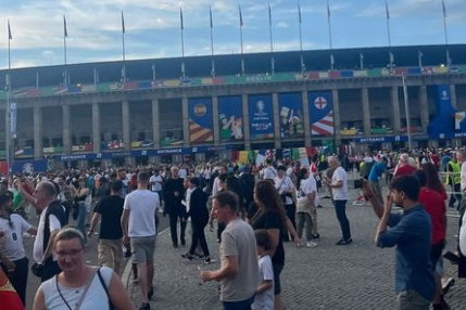 Jordan Henderson arriveert in Berlijn