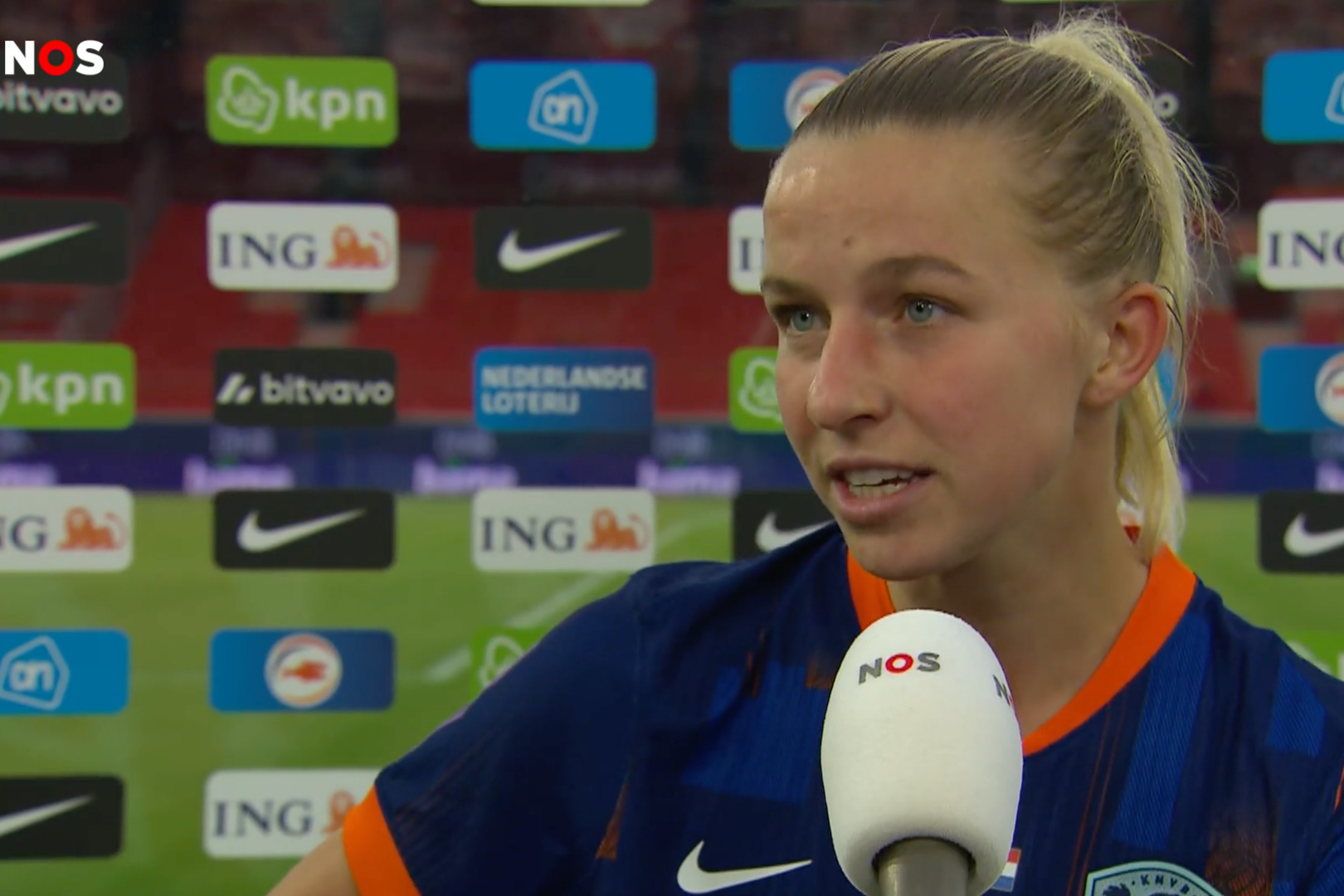 Jackie Groenen voor de camera van de NOS