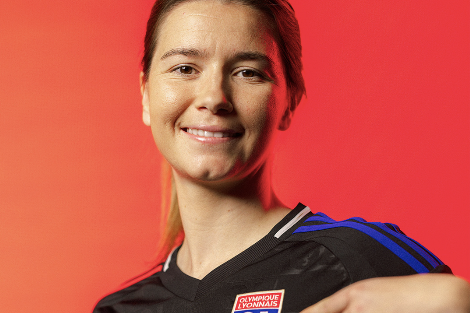 Damaris Egurrola in het nieuwe uitshirt van Olympique Lyon
