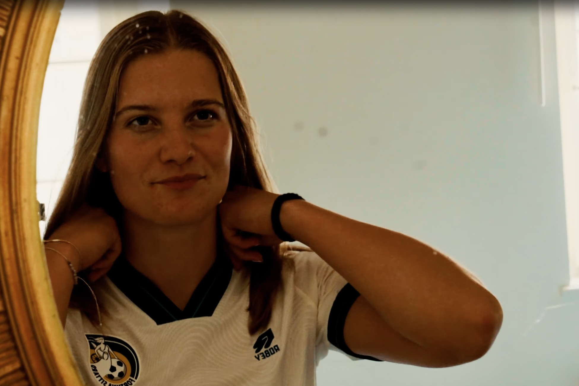 Femke Prins toont het nieuwe uitshirt van Fortuna Sittard