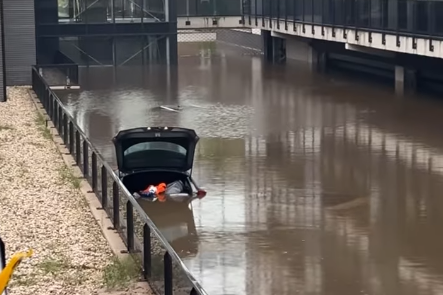 De auto van Alfons Sampsted te water