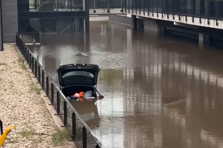 De auto van Alfons Sampsted te water