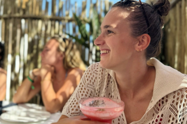 Vivianne Miedema geniet van een cocktail