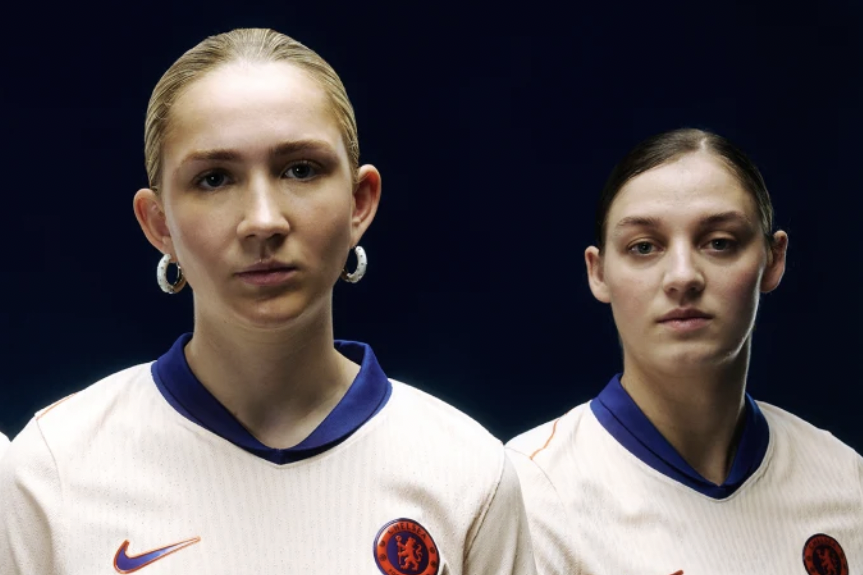 Greta Humphries en Aniek Nouwen in het nieuwe uitshirt van Chelsea