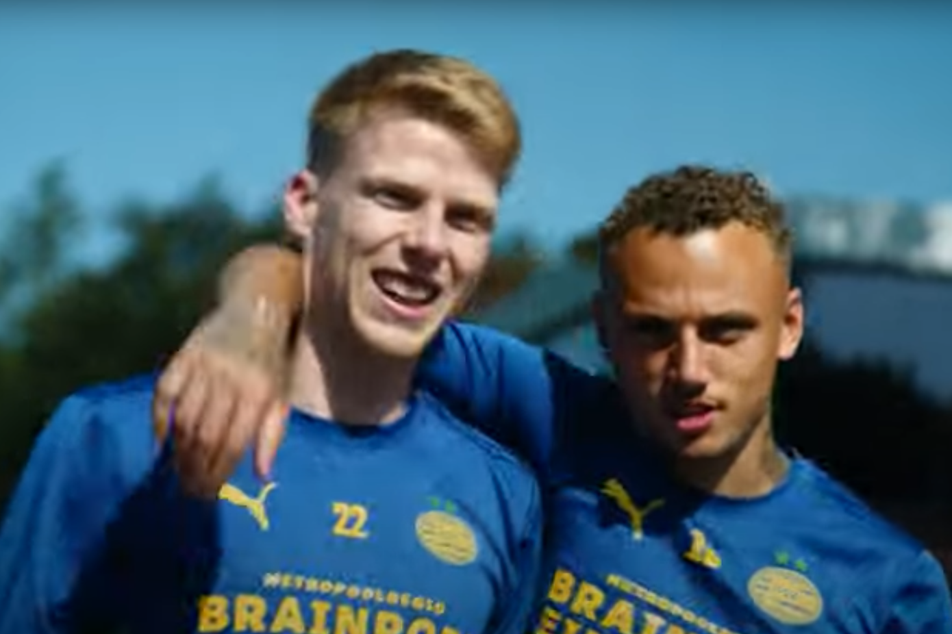 Jerdy Schouten en Noa Lang dollend, op weg naar het trainingsveld