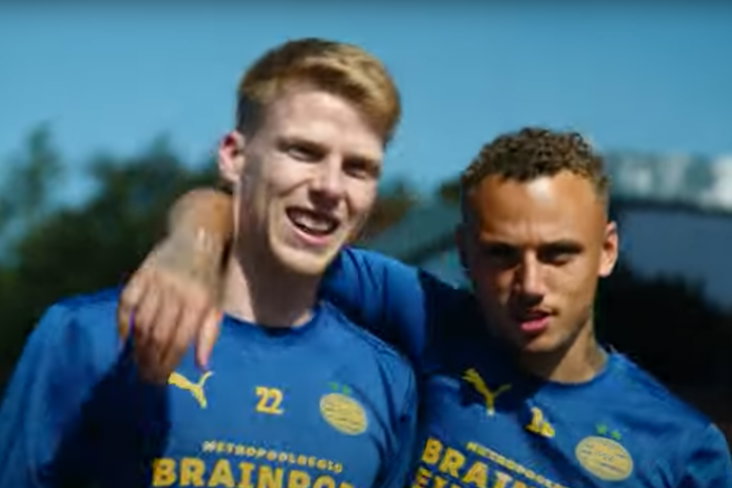 Jerdy Schouten en Noa Lang dollend, op weg naar het trainingsveld