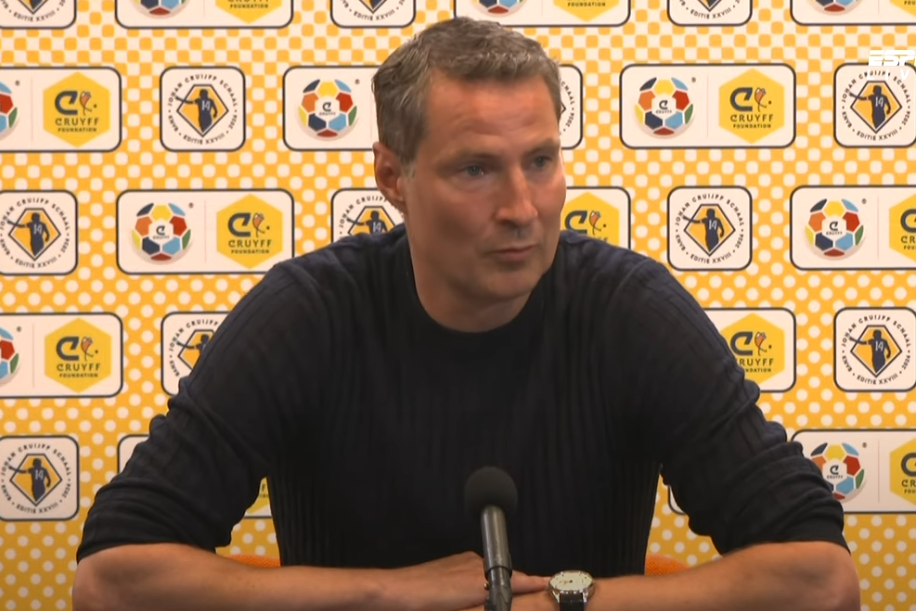 Brian Priske bij de persconferentie voor de Johan Cruijff Schaal