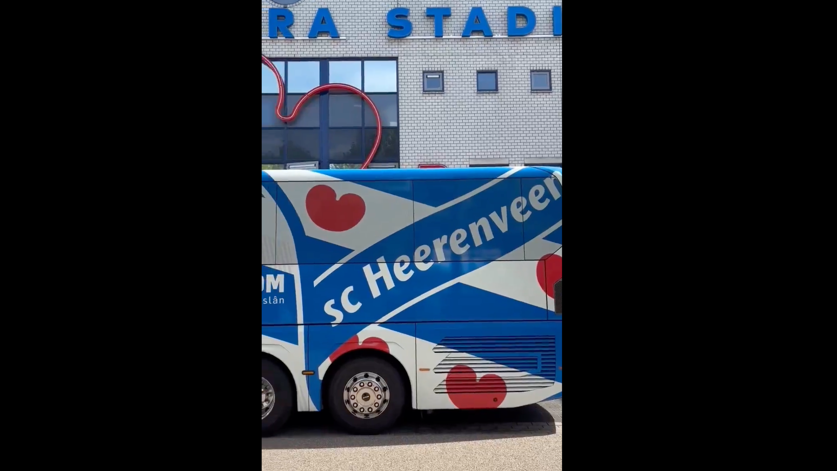De nieuwe spelersbus van SC Heerenveen