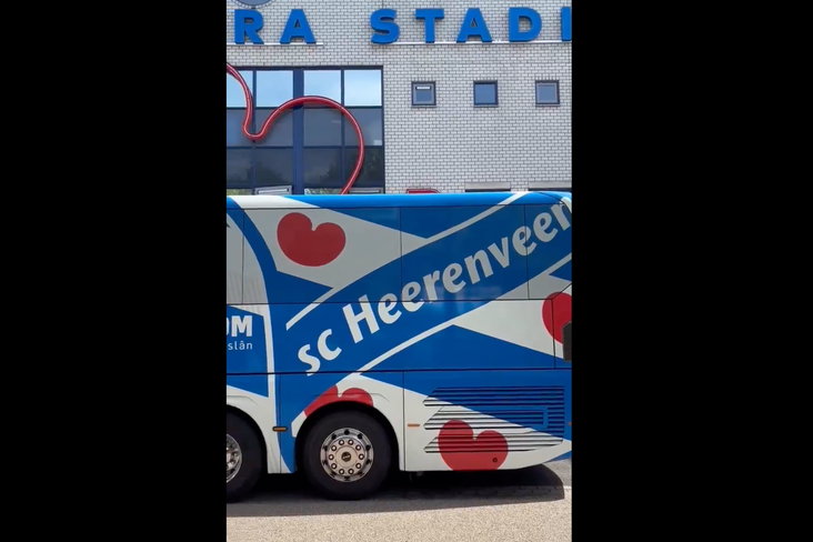 De nieuwe spelersbus van SC Heerenveen