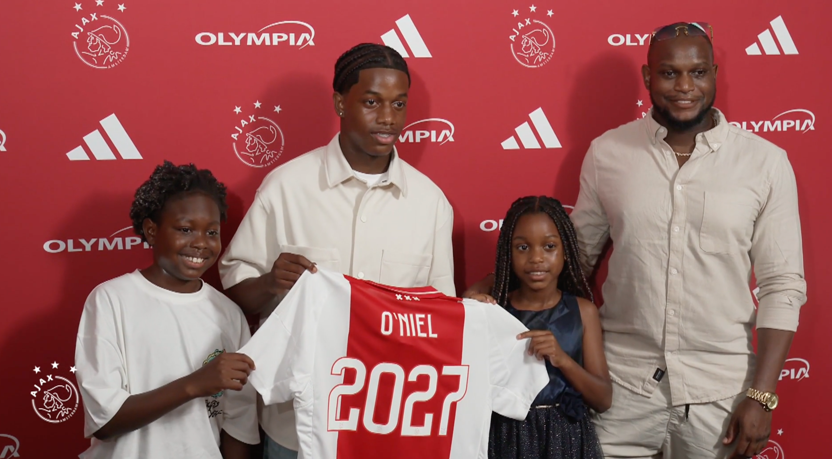 Don O'Neil tekent zijn contract bij Ajax