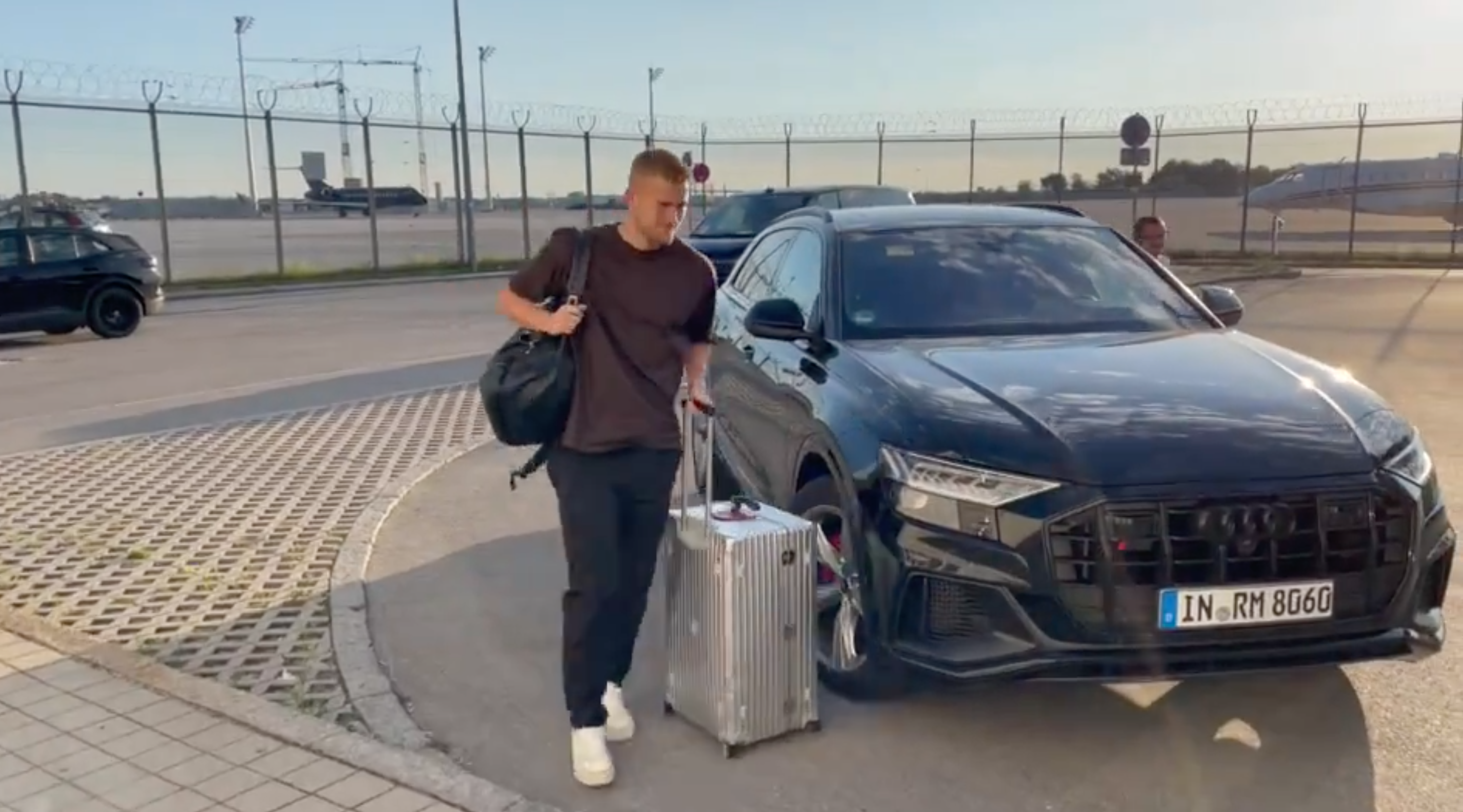 Matthijs de Ligt op het vliegveld in München