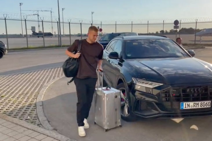 Matthijs de Ligt op het vliegveld in München