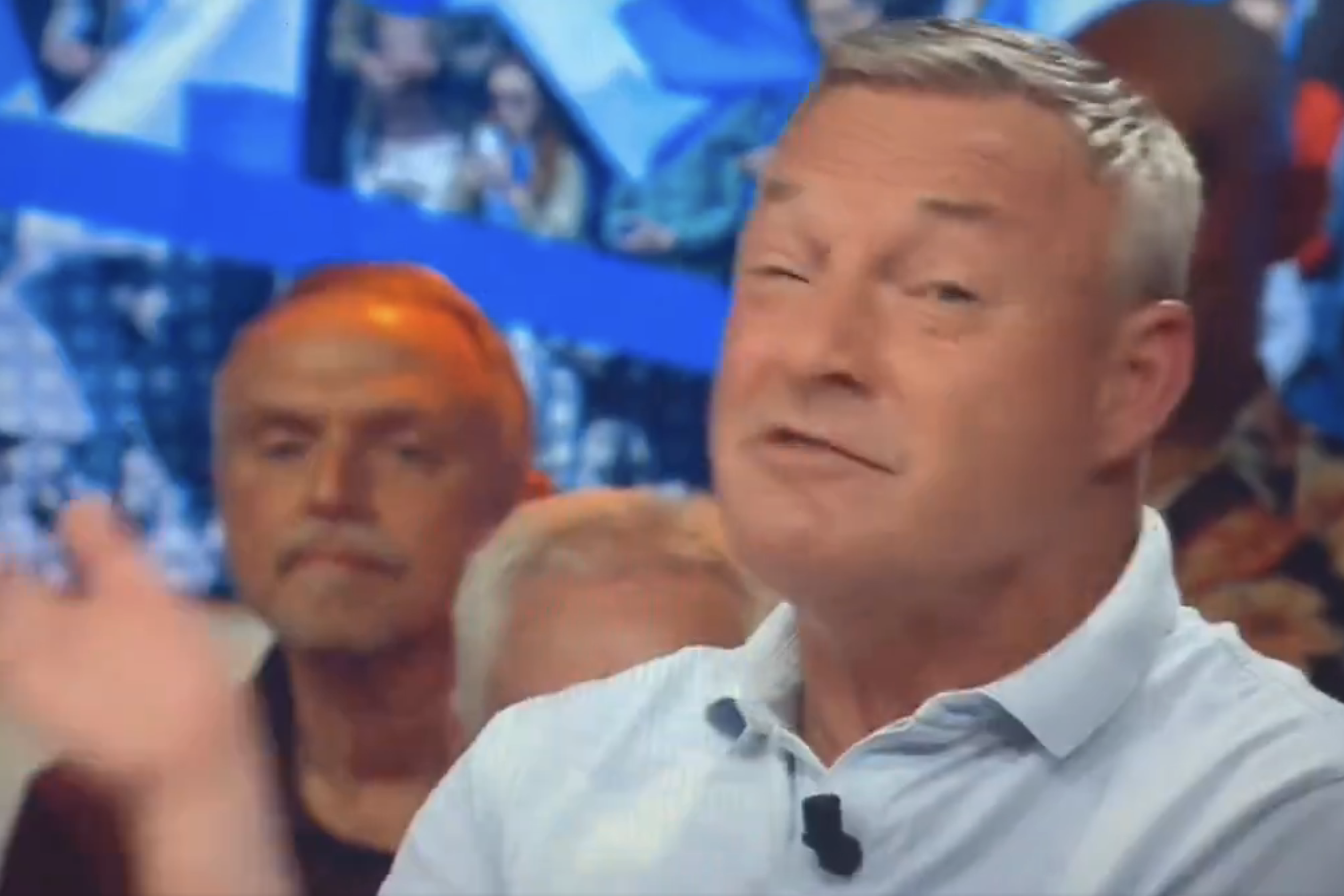 Ron Jans slaat zichzelf in het gezicht bij NOS Studio Voetbal