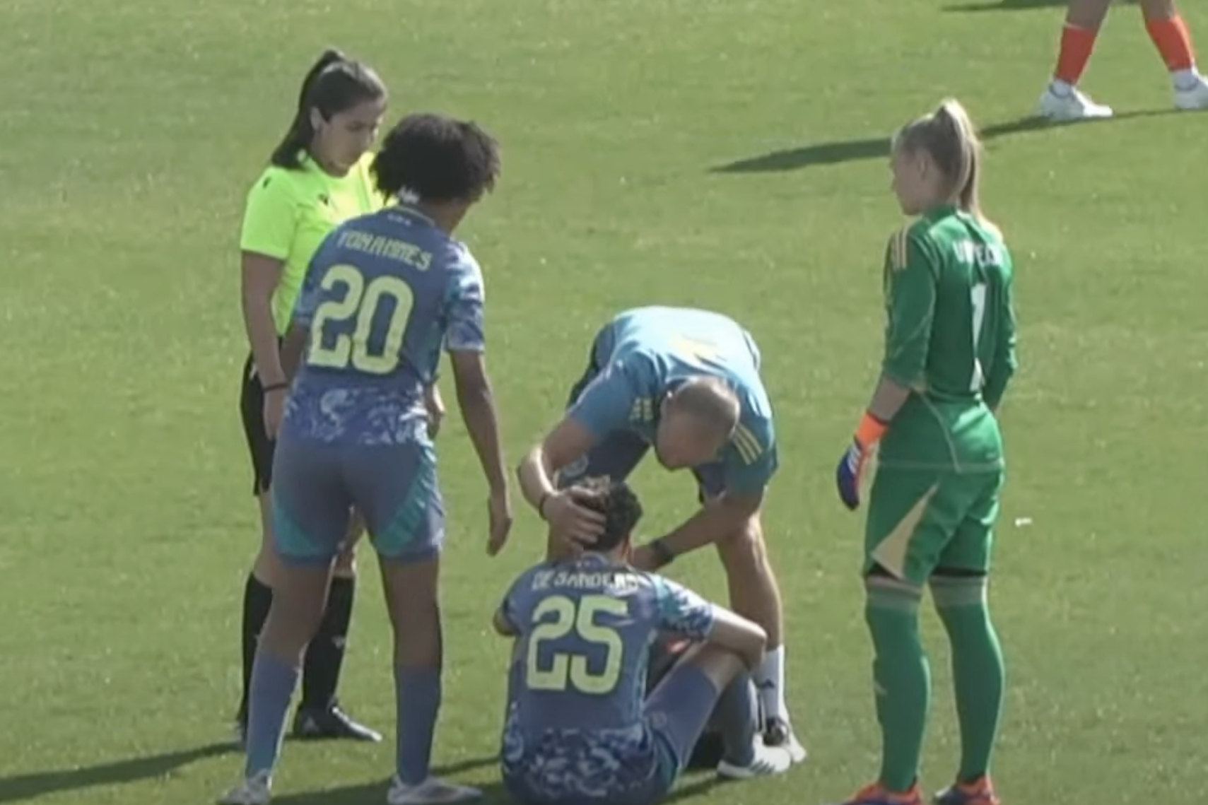 Kay-Lee de Sanders zit geblesseerd op de grond