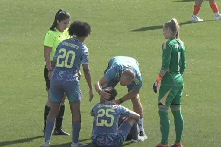 Kay-Lee de Sanders zit geblesseerd op de grond