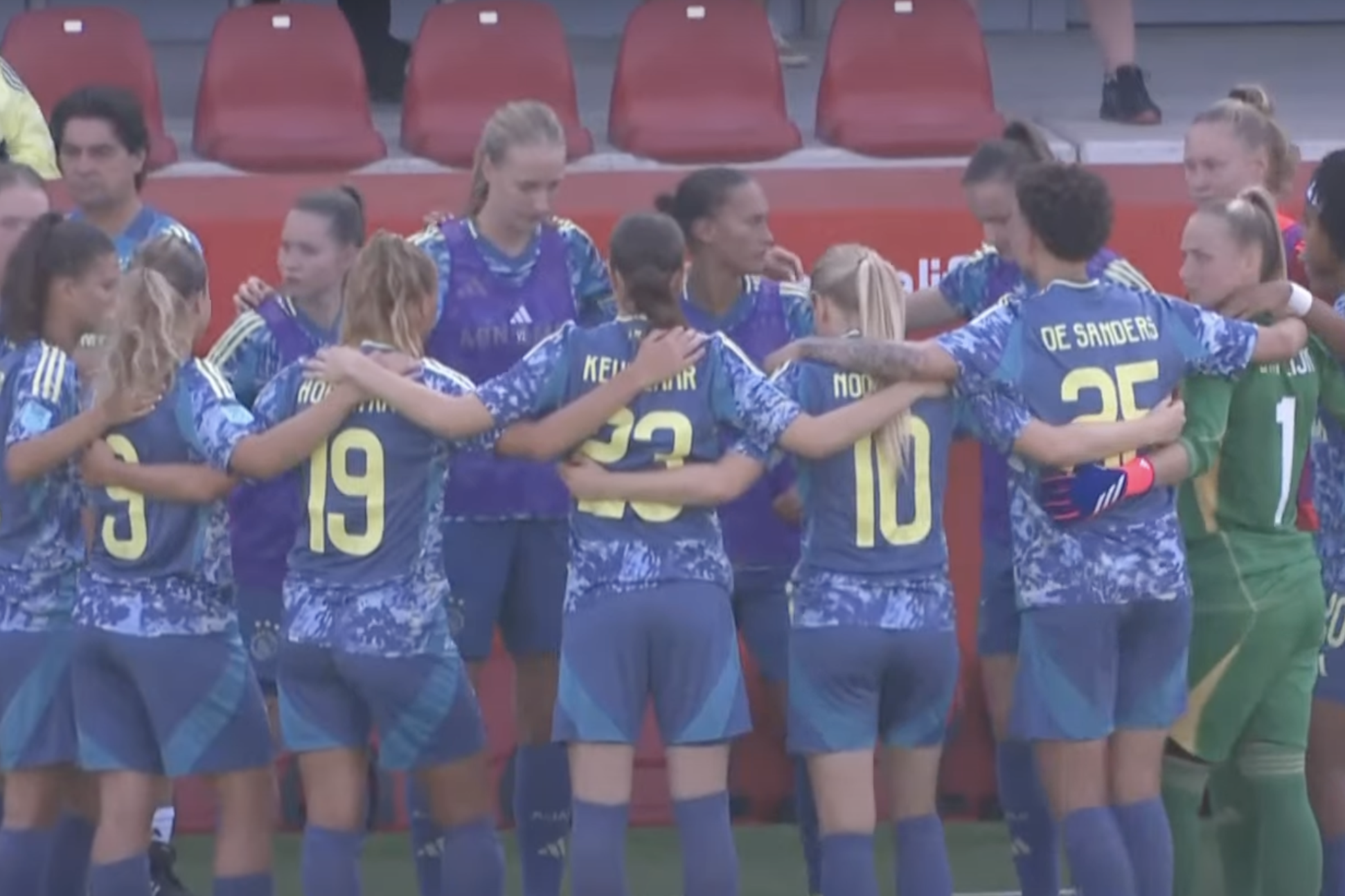 De speelsters van Ajax voorafgaand aan het oefenduel met Atlético Madrid