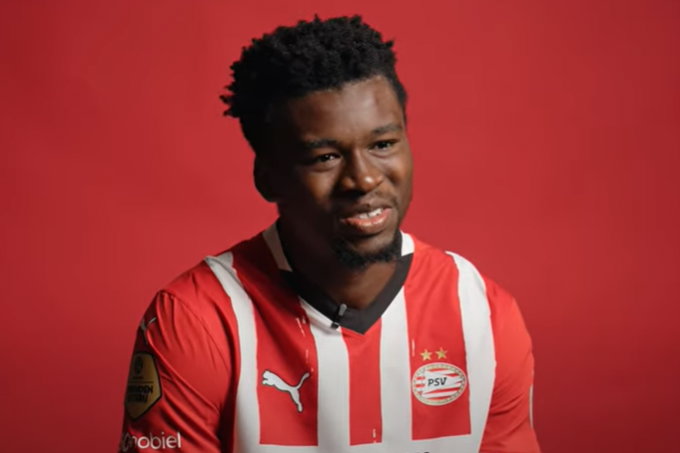 Adamo Nagalo in het shirt van PSV