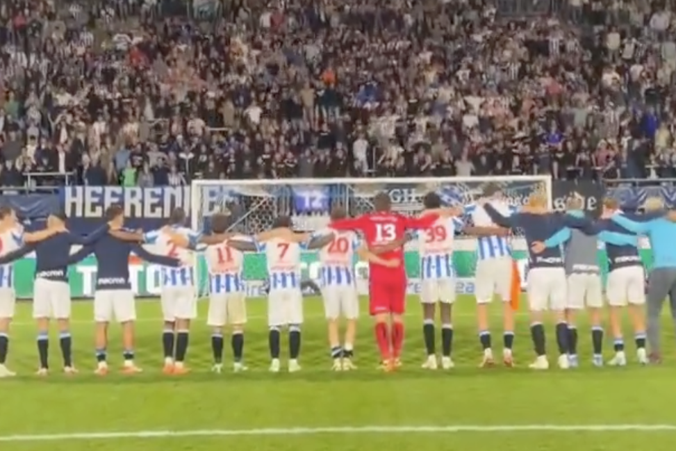 De spelers van SC Heerenveen samen met de supporters