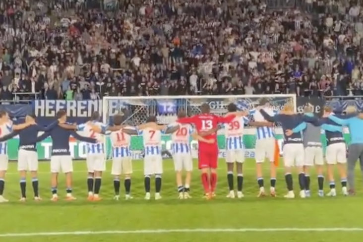 De spelers van SC Heerenveen samen met de supporters