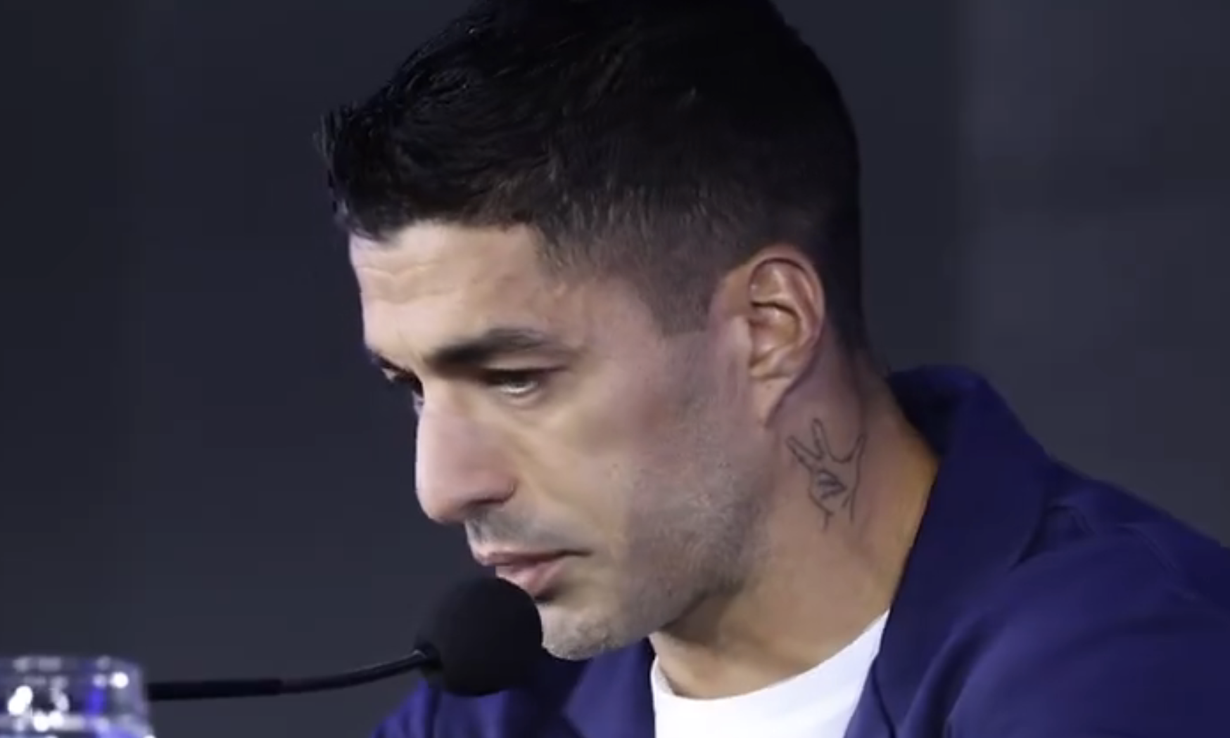 Luis Suárez kondigt zijn afscheid als international aan.