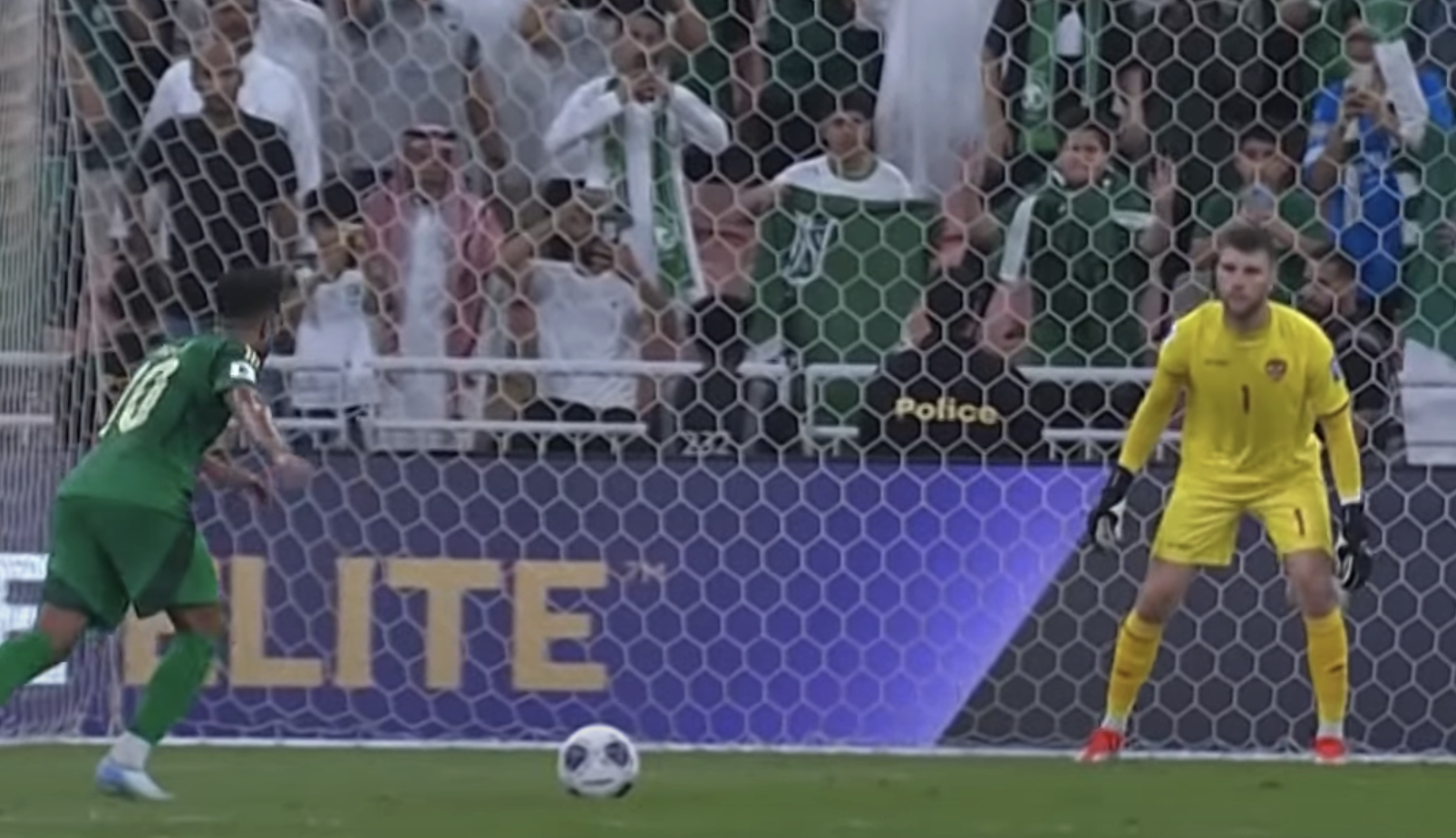 Maarten Paes stopt een penalty